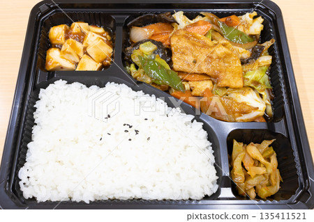 美味的中式便當,炒肉和蔬菜便當 美味的中式便當,炒肉和蔬菜便當 135411521