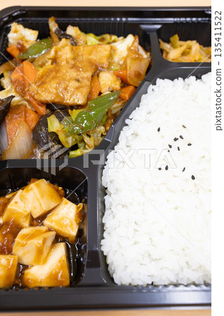 Delicious Chinese bento, stir-fried meat and vegetables bento 135411522