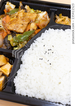 美味的中式便當,炒肉和蔬菜便當 美味的中式便當,炒肉和蔬菜便當 135411523