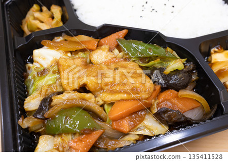 美味的中式便當,炒肉和蔬菜便當 美味的中式便當,炒肉和蔬菜便當 135411528