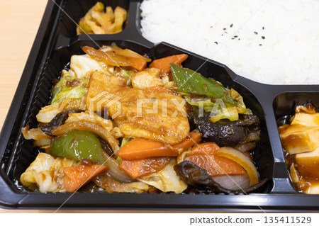 美味的中式便當,炒肉和蔬菜便當 美味的中式便當,炒肉和蔬菜便當 135411529
