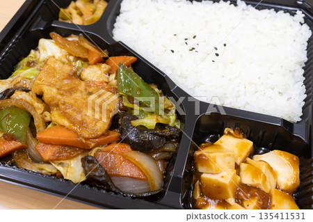 美味的中式便當，炒肉和蔬菜便當 135411531