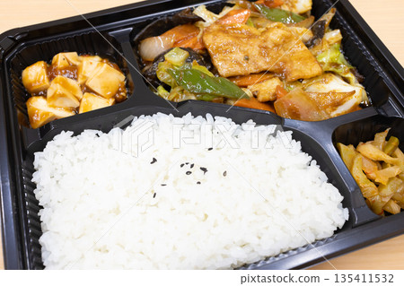 美味的中式便當,炒肉和蔬菜便當 美味的中式便當,炒肉和蔬菜便當 135411532