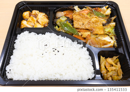 美味的中式便當,炒肉和蔬菜便當 美味的中式便當,炒肉和蔬菜便當 135411533
