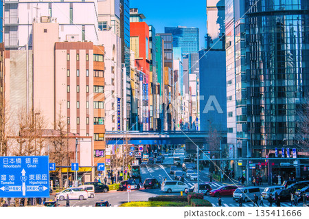 日本東京的冬日景色……日本經濟的低迷……建築區的光影交錯……背景是銀座四丁目。再往後是正在進行重建的日本橋一丁目。 135411666