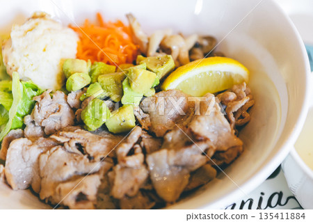 豬軟骨薑、肉和蔬菜、叉燒雞、雞肉、家常菜 豬軟骨薑、肉和蔬菜、叉燒雞、雞肉、家常菜 135411884