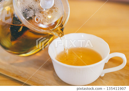 倒茶 倒茶 135411907