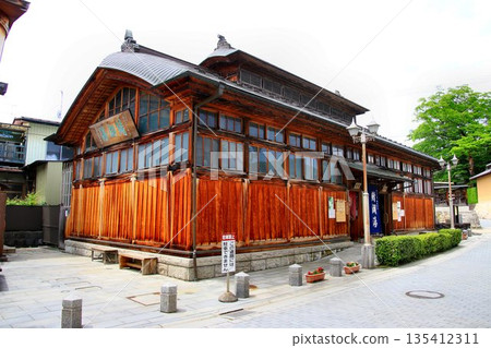 飯坂溫泉的公共澡堂尻小湯是日本最古老的木製公共澡堂，於 1993 年重建。 135412311
