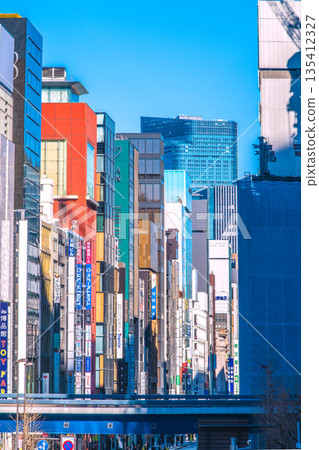 日本東京冬日城市景觀…日本經濟的低迷…建築區的光影變幻…銀座四丁目和即將完工的日本橋一丁目改造項目 135412327