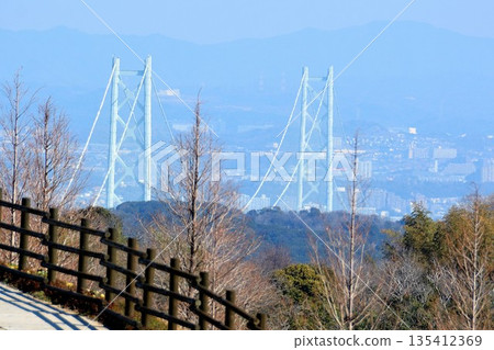 遠處可見鳴門海峽大橋。 135412369