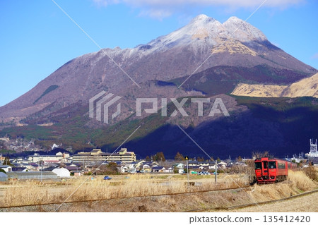 冬日的俞布山和俞布快車（Kiha 185系列） 135412420