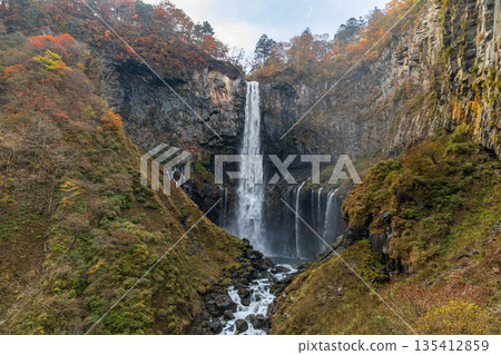 栃木縣日光市中宮寺附近華嚴瀑布的景色 135412859