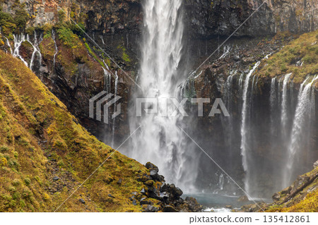 栃木縣日光市中宮寺附近華嚴瀑布的景色 栃木縣日光市中宮寺附近華嚴瀑布的景色 135412861