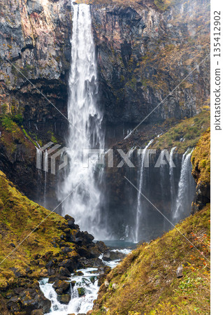 栃木縣日光市中宮寺附近華嚴瀑布的景色 栃木縣日光市中宮寺附近華嚴瀑布的景色 135412902