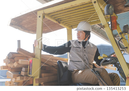 操作鏟車的工作者 135413253