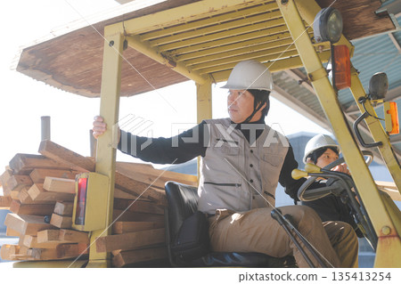 操作鏟車的工作者 135413254