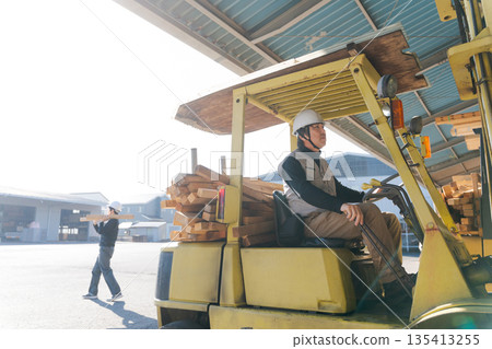 操作鏟車的工作者 135413255