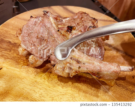 Fragrant lamb chop steak finished with spices 135413292