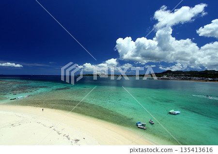 沖繩瀨底島美麗的大海 135413616