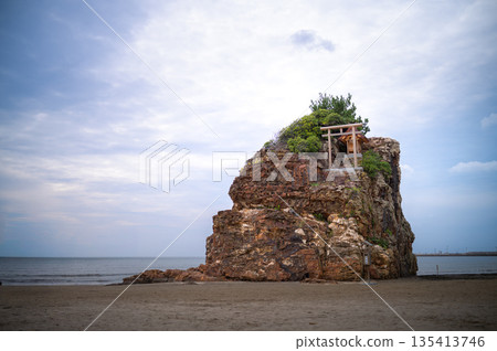 突出到海裡的岩石 突出到海裡的岩石 135413746