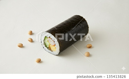 一幅插圖，描繪了一個裝滿食材、撒有黃豆的節分用江方卷，置於白色背景上。 135413826