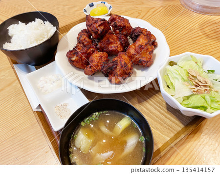 Deep-fried young chicken: Juicy deep-fried chicken thigh meat. Deep-fried young chicken: Juicy deep-fried chicken thigh meat. 135414157