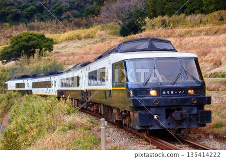 阿索博伊特快列車緩緩爬上之字形山路！ 135414222