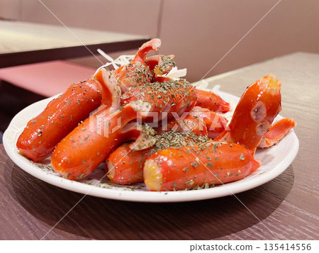 章魚造型的紅色香腸－是卡通便當盒的經典食材。 135414556