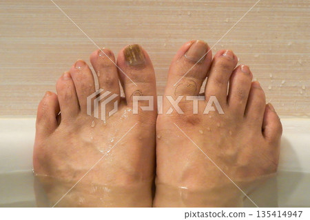 洗澡時檢查腳趾甲疼痛的圖片 135414947