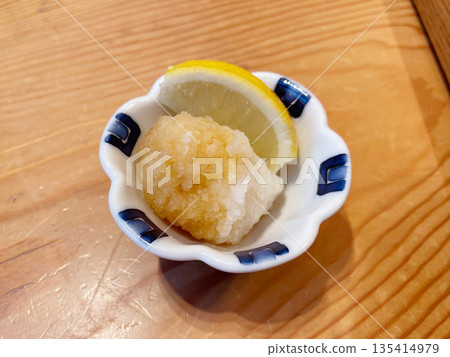 磨碎的白蘿蔔：磨碎的白蘿蔔，是日本料理中使用的調味品。 135414979