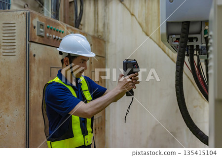 Inspector examination of photovoltaic modules using a thermal imaging camera. Inspector examination of photovoltaic modules using a thermal imaging camera. 135415104