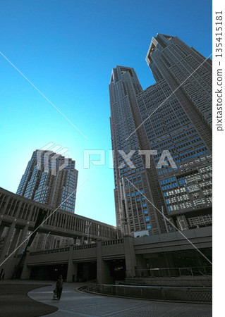 東京都廳1號大樓和2號樓高聳於湛藍的天空之上 東京都廳1號大樓和2號樓高聳於湛藍的天空之上 135415181