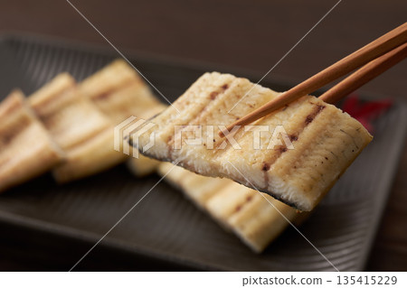 烤鰻魚圖像 135415229