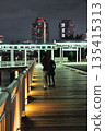夜晚，一對情侶站在台場的甲板上，身影勾勒出剪影。 135415313