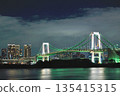 夜幕下的彩虹橋和東京灣 135415315