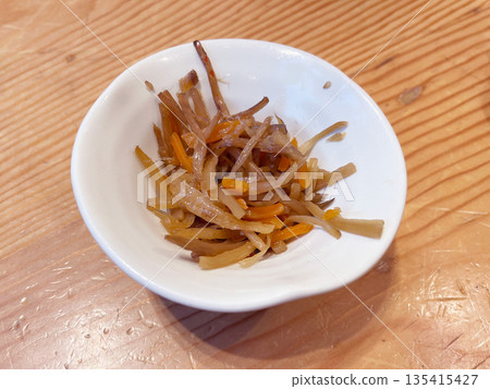 牛蒡根胡蘿蔔金平：日本料理中一道經典的甜鹹口味小菜。 135415427