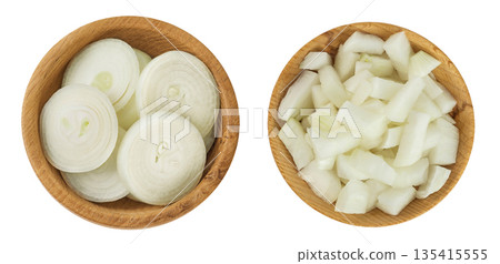 Onion slices in a wooden bowl isolated on a white background. Top view. Flat lay. 135415555