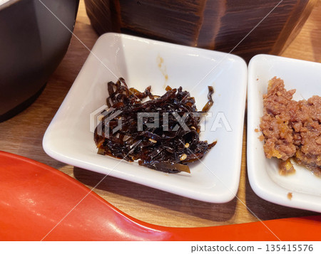 昆布佃煮（燉海帶）：一道甜鹹可口的燉菜，是米飯的完美搭配，也是日本傳統的醃製食品。 135415576