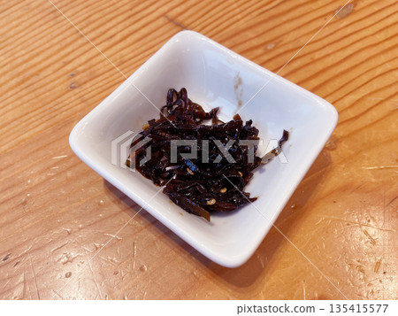昆布佃煮(燉海帶):一道甜鹹可口的燉菜,是米飯的完美搭配,也是日本傳統的醃製食品。 昆布佃煮(燉海帶):一道甜鹹可口的燉菜,是米飯的完美搭配,也是日本傳統的醃製食品。 135415577
