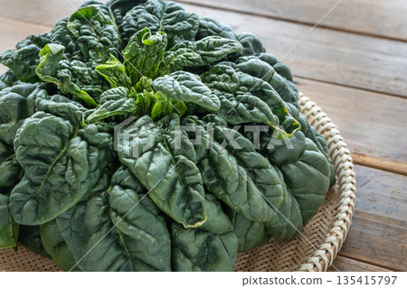 Curly spinach (cold-cured spinach) 135415797