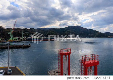 從愛媛縣八幡濱港可以俯瞰全景，可以看到貨輪、綠色的起重機，以及秋葉和山脈環繞的陰天。 135416181