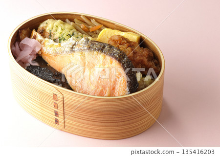 竹輪天婦羅、炸雞、烤鮭魚和海苔便當 135416203