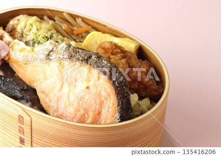 竹輪天婦羅、炸雞、烤鮭魚和海苔便當 135416206