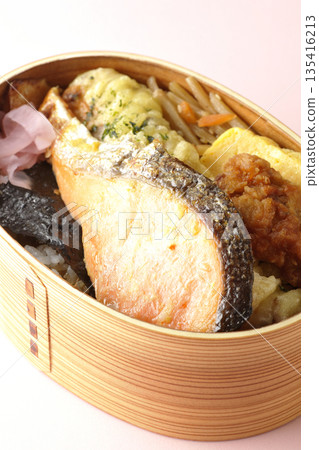 竹輪天婦羅、炸雞、烤鮭魚和海苔便當 竹輪天婦羅、炸雞、烤鮭魚和海苔便當 135416213
