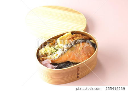 竹輪天婦羅、炸雞、烤鮭魚和海苔便當 135416239