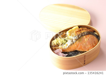 竹輪天婦羅、炸雞、烤鮭魚和海苔便當 竹輪天婦羅、炸雞、烤鮭魚和海苔便當 135416241