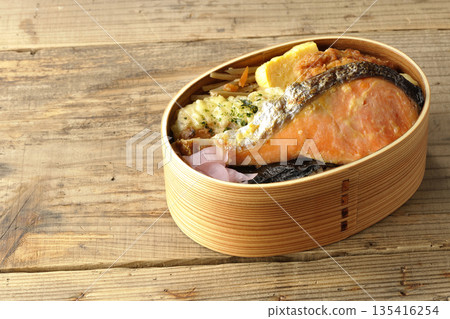 竹輪天婦羅、炸雞、烤鮭魚和海苔便當 135416254