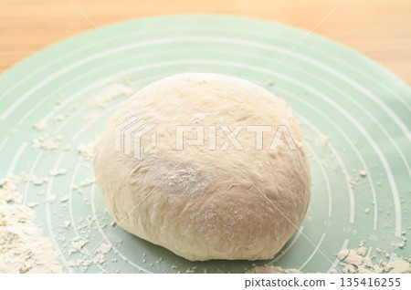 發酵擀製的麵包麵團 135416255