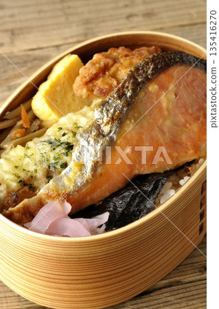 竹輪天婦羅、炸雞、烤鮭魚和海苔便當 竹輪天婦羅、炸雞、烤鮭魚和海苔便當 135416270
