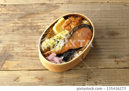 竹輪天婦羅、炸雞、烤鮭魚和海苔便當 竹輪天婦羅、炸雞、烤鮭魚和海苔便當 135416273